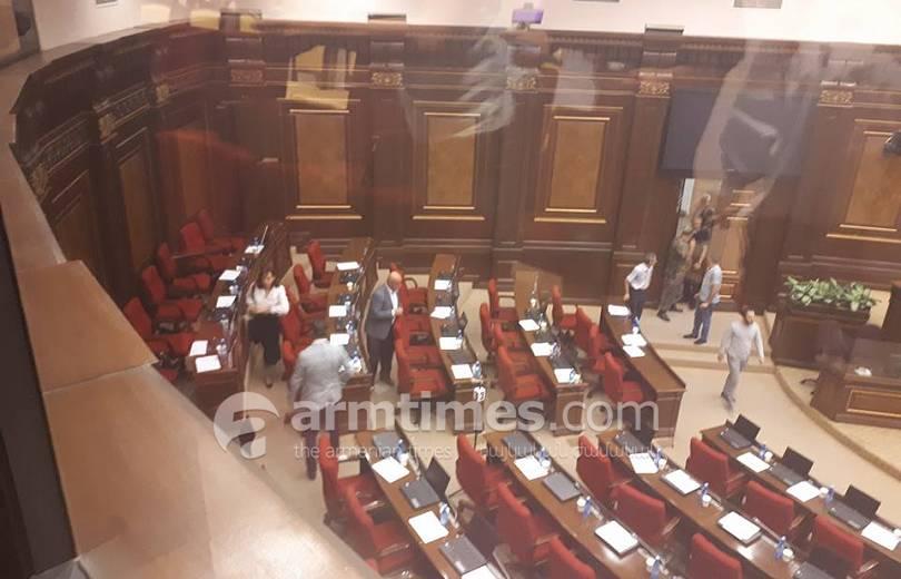 Ազգային ժողովը 61 կողմ ձայնով ընդունեց վարչապետի կողմից «խայտառակ» որակված օրինագիծը. ՀՀԿ-ն, ԲՀԿ-ն և Դաշնակցությունը միասնաբար կողմ քվեարկեցին նախագծին