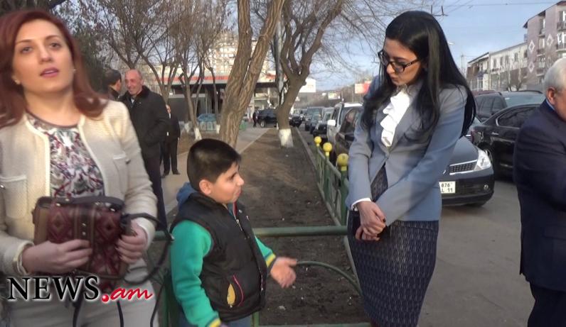 Դեմք ես դո՛ւ, լսի. Արփինե Հովհաննիսյանը՝ իր հետ զրուցող փոքրիկ տղային