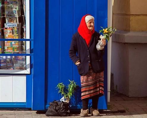Ծեր կինը վաճառում էր իր միակ ծաղիկը… ահա, թե ինչ պատահեց, երբ մի գնորդ մոտեցավ նրան, նա չկարողացավ զսպել արցունքները… Ժամանակն է հավատալ հրաշքների