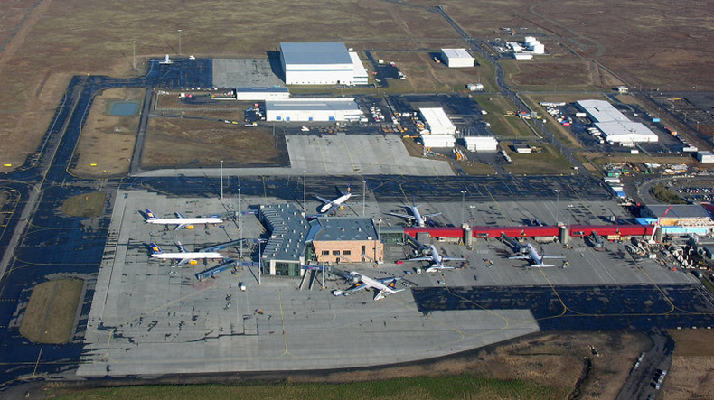 Իսլանդիայում մեքենան մխրճվել է միջազգային օդանավակայանի ժամանման սրահ