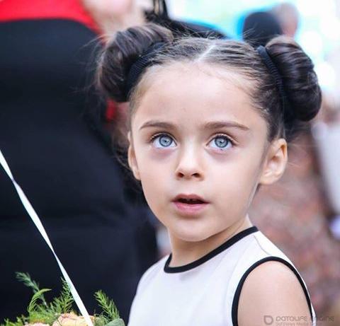 Կարո՞ղ եք կռահել, թե  որ հայ դերասանների հրաշք դուստրն է լուսանկարում պատկերված գեղեցկուհին
