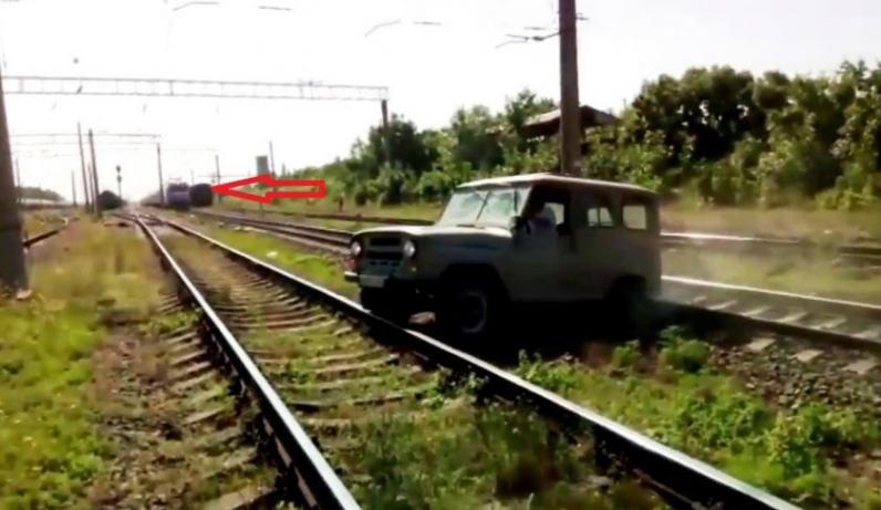 «УАЗ»-ի վարորդը մինչ գնացքի հասնելը չկարողացավ մեքենան դուրս բերել ռելսերի արանքից