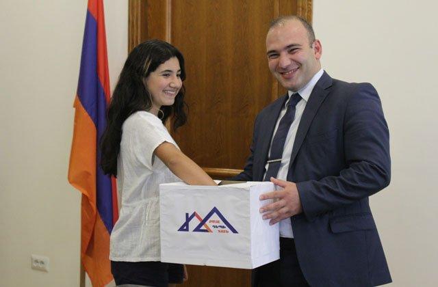 «Մենք սիրով սպասում ենք Լարիսային մեր տանը». Շուշան Փաշինյան