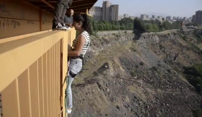 Ինչպես է աղջիկը նետվում Դավիթաշենի կամրջից (տեսանյութ)