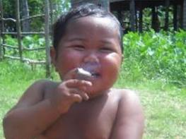 Помните 2-летнего индонезийского мальчика, который выкуривал по 40 сигарет в день? Вот как он выглядит сейчас (Фото)