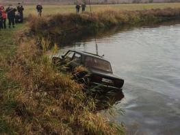 Ոստիկանները գետից դուրս բերեցին 10 տարի առաջ խորտակված ВАЗ 2107-ը․ բացելով դրա բեռնախցիկը՝ սարսափեցին (Photo)
