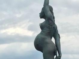 Տեսնելով հղի կնոջ այս արձանի հակառակ կողմը՝ զբոսաշրջիկները շոկի մեջ են ընկնում. ահա թե ինչպիսին է այն (Photo)